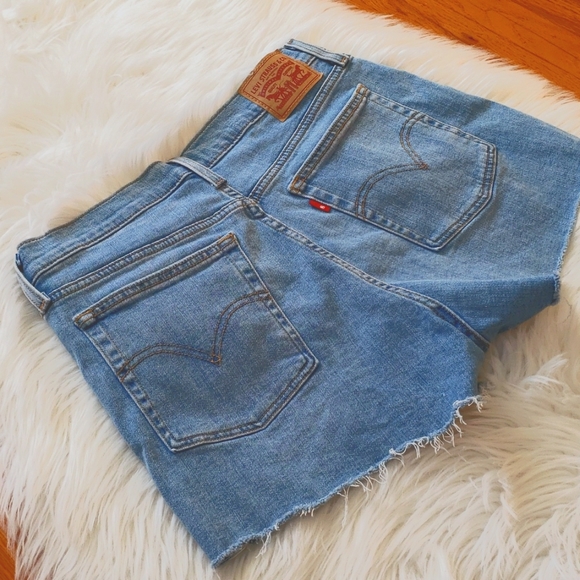 Women's Levi's® High Rise Frayed Hem Jean Shorts Size 32 - Picture 6 of 11